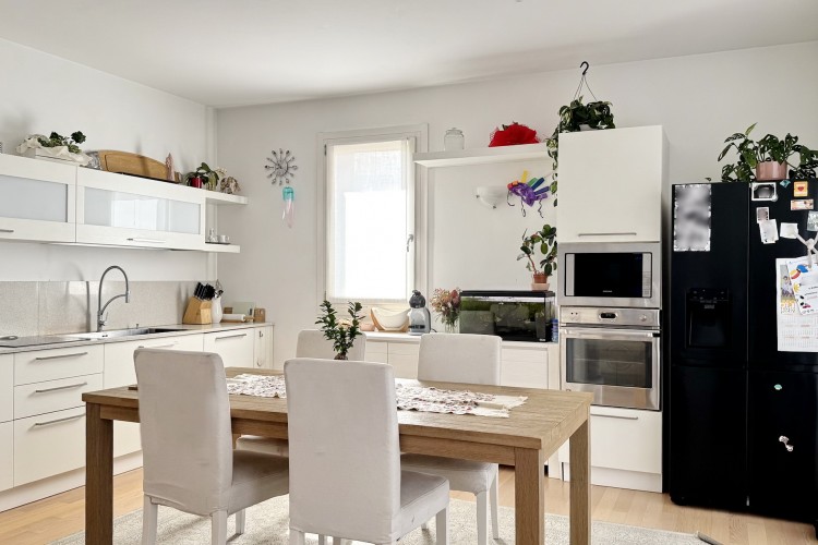 VILLA BIFAMILIARE INDIPENDENTE CON TAVERNA E GIARDINO ESCLUSIVO A CASSOLA