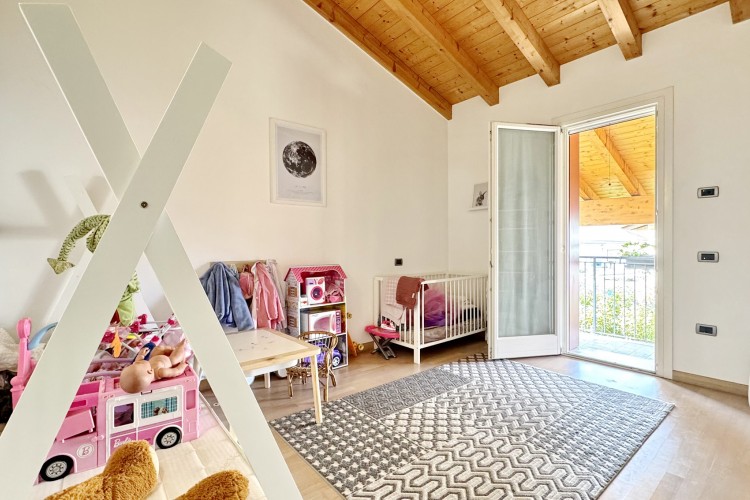 VILLA BIFAMILIARE INDIPENDENTE CON TAVERNA E GIARDINO ESCLUSIVO A CASSOLA