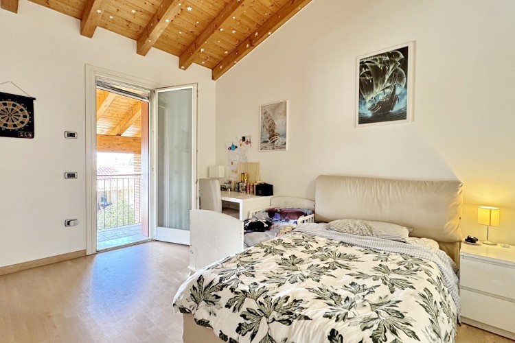 VILLA BIFAMILIARE INDIPENDENTE CON TAVERNA E GIARDINO ESCLUSIVO A CASSOLA