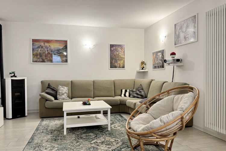 VILLA BIFAMILIARE INDIPENDENTE CON TAVERNA E GIARDINO ESCLUSIVO A CASSOLA