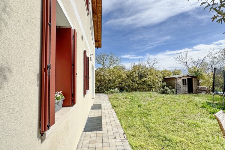 VILLA BIFAMILIARE INDIPENDENTE CON TAVERNA E GIARDINO ESCLUSIVO A CASSOLA
