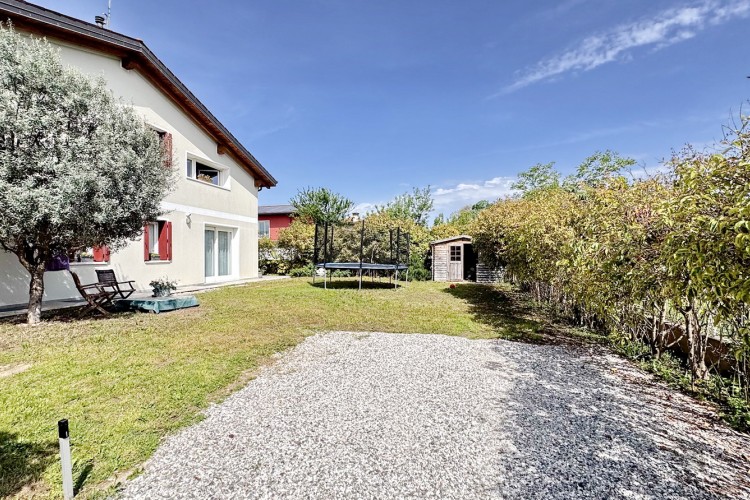 VILLA BIFAMILIARE INDIPENDENTE CON TAVERNA E GIARDINO ESCLUSIVO A CASSOLA