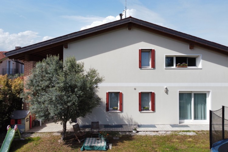 VILLA BIFAMILIARE INDIPENDENTE CON TAVERNA E GIARDINO ESCLUSIVO A CASSOLA