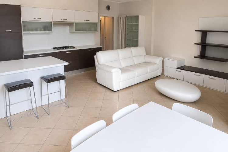APPARTAMENTO TRICAMERE CON INGRESSO INDIPENDENTE E GIARDINO A COSTABISSARA