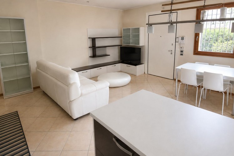 APPARTAMENTO TRICAMERE CON INGRESSO INDIPENDENTE E GIARDINO A COSTABISSARA