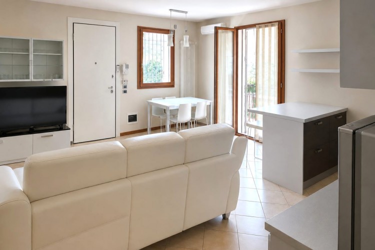 APPARTAMENTO TRICAMERE CON INGRESSO INDIPENDENTE E GIARDINO A COSTABISSARA