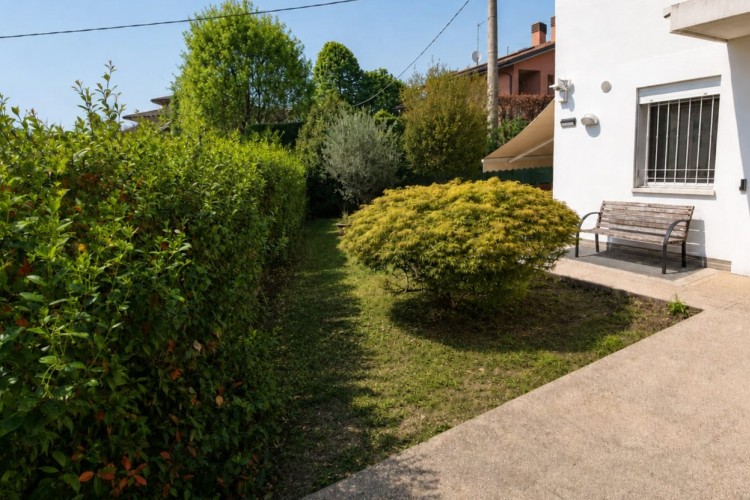 APPARTAMENTO TRICAMERE CON INGRESSO INDIPENDENTE E GIARDINO A COSTABISSARA