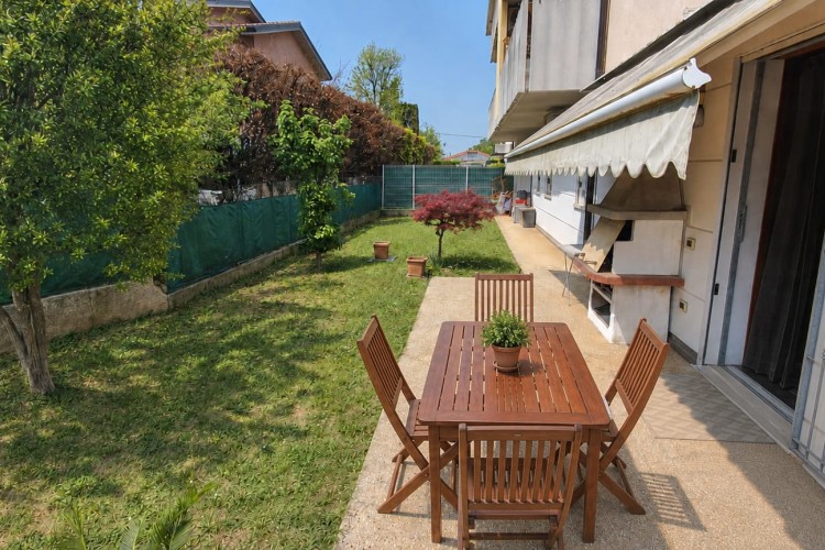 APPARTAMENTO TRICAMERE CON INGRESSO INDIPENDENTE E GIARDINO A COSTABISSARA