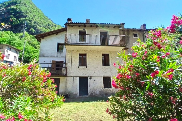 SUGGESTIVA CASA INDIPENDENTE CON GIARDINO PRIVATO A VALBRENTA