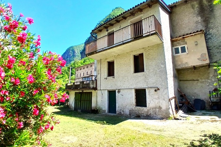 SUGGESTIVA CASA INDIPENDENTE CON GIARDINO PRIVATO A VALBRENTA