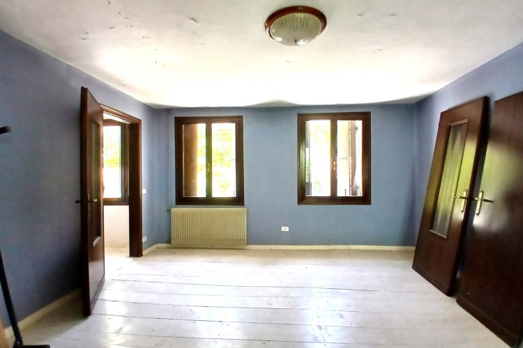 SUGGESTIVA CASA INDIPENDENTE CON GIARDINO PRIVATO A VALBRENTA