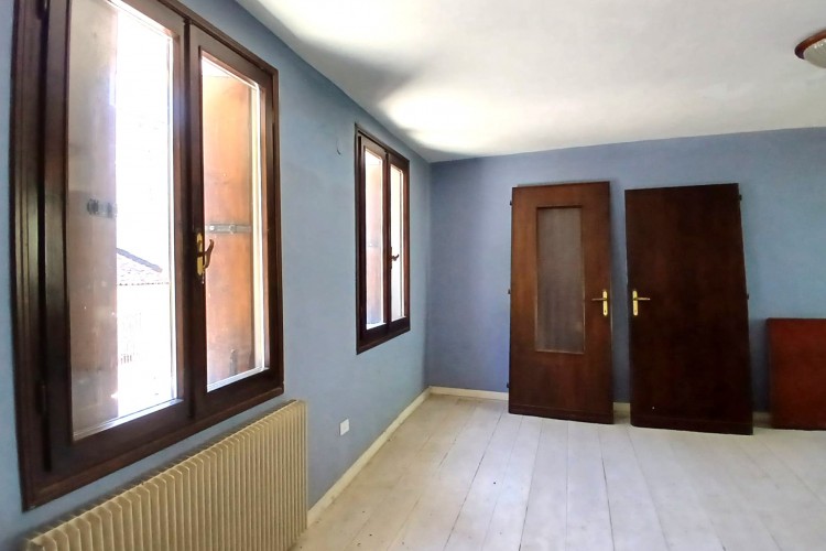 SUGGESTIVA CASA INDIPENDENTE CON GIARDINO PRIVATO A VALBRENTA