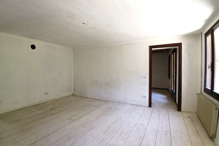 SUGGESTIVA CASA INDIPENDENTE CON GIARDINO PRIVATO A VALBRENTA