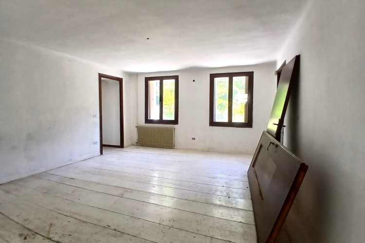 SUGGESTIVA CASA INDIPENDENTE CON GIARDINO PRIVATO A VALBRENTA