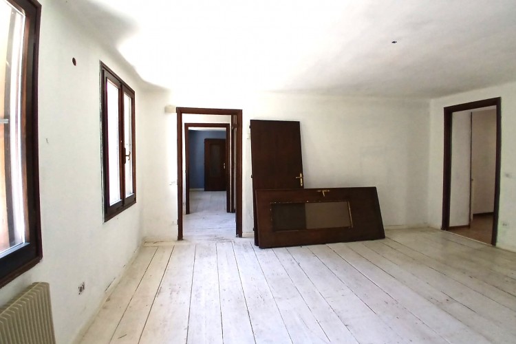 SUGGESTIVA CASA INDIPENDENTE CON GIARDINO PRIVATO A VALBRENTA