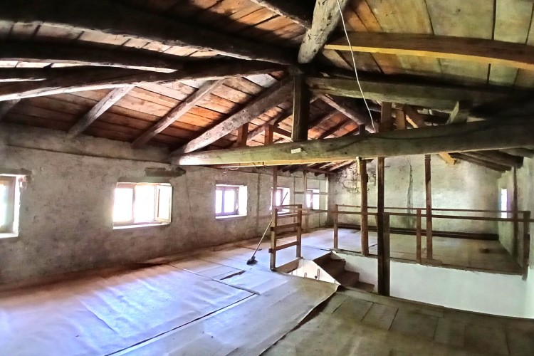 SUGGESTIVA CASA INDIPENDENTE CON GIARDINO PRIVATO A VALBRENTA