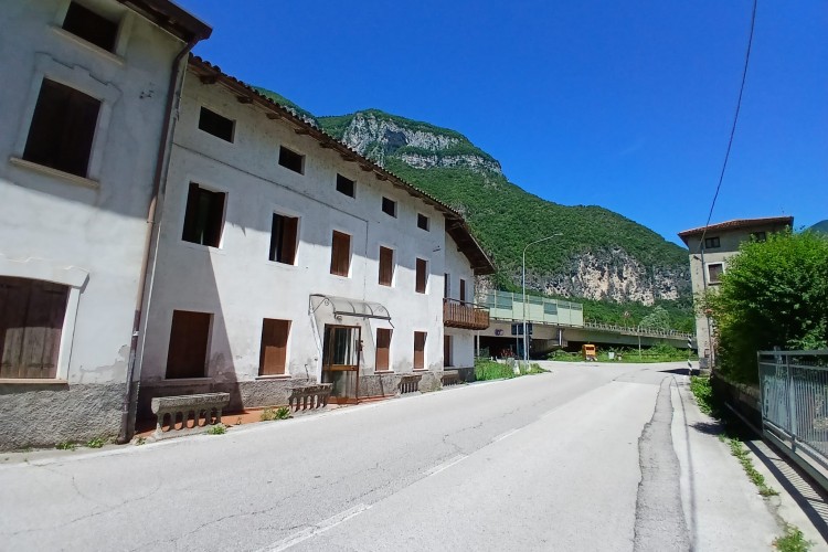 SUGGESTIVA CASA INDIPENDENTE CON GIARDINO PRIVATO A VALBRENTA