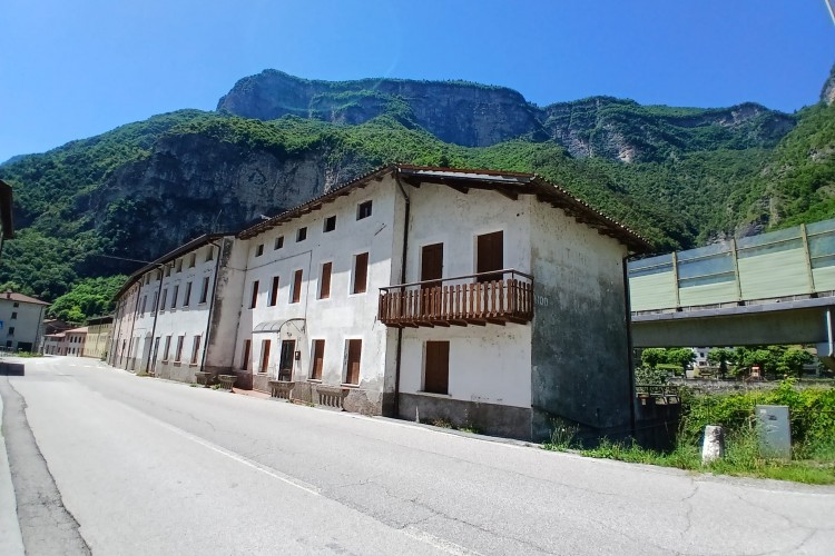 SUGGESTIVA CASA INDIPENDENTE CON GIARDINO PRIVATO A VALBRENTA