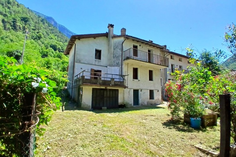 SUGGESTIVA CASA INDIPENDENTE CON GIARDINO PRIVATO A VALBRENTA
