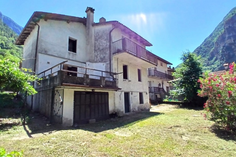 SUGGESTIVA CASA INDIPENDENTE CON GIARDINO PRIVATO A VALBRENTA