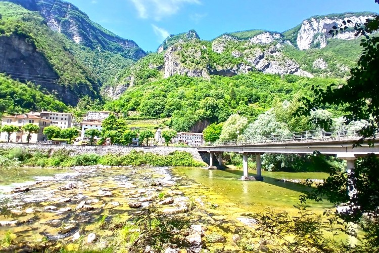 SUGGESTIVA CASA INDIPENDENTE CON GIARDINO PRIVATO A VALBRENTA