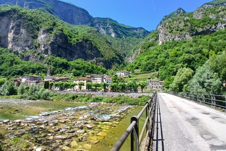 SUGGESTIVA CASA INDIPENDENTE CON GIARDINO PRIVATO A VALBRENTA