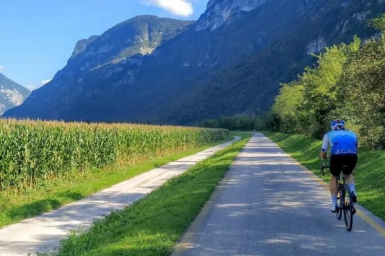 SUGGESTIVA CASA INDIPENDENTE CON GIARDINO PRIVATO A VALBRENTA