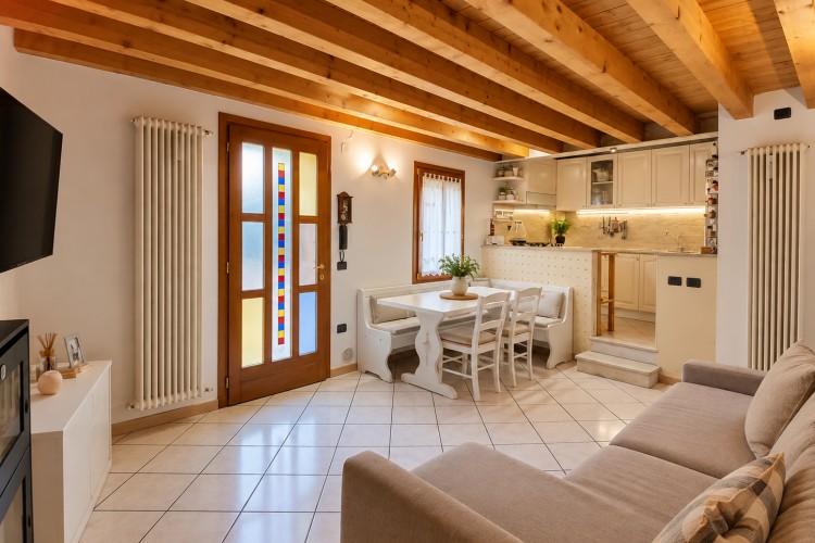 CASA A SCHIERA INDIPENDENTE RECENTEMENTE RISTRUTTURATA A CAMPOLONGO SUL BRENTA