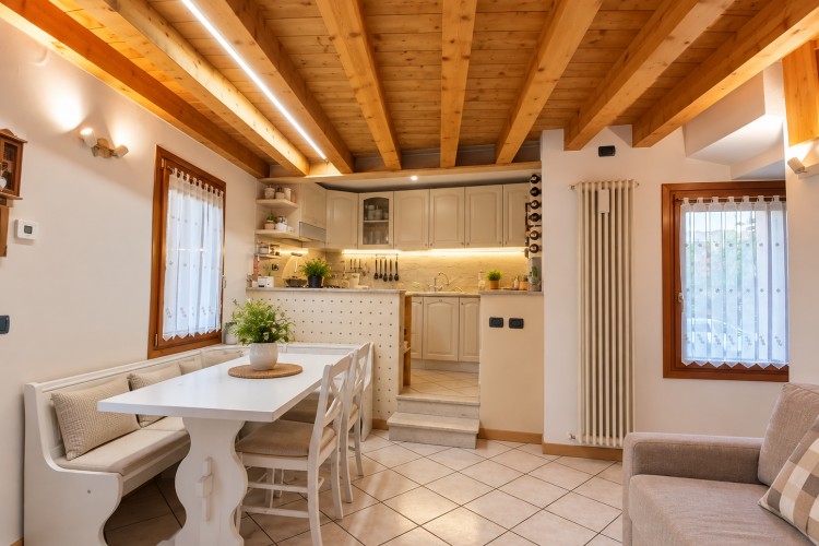 CASA A SCHIERA INDIPENDENTE RECENTEMENTE RISTRUTTURATA A CAMPOLONGO SUL BRENTA