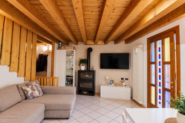 CASA A SCHIERA INDIPENDENTE RECENTEMENTE RISTRUTTURATA A CAMPOLONGO SUL BRENTA