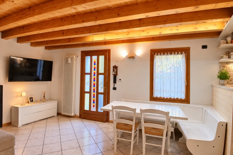 CASA A SCHIERA INDIPENDENTE RECENTEMENTE RISTRUTTURATA A CAMPOLONGO SUL BRENTA