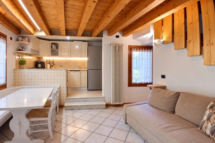 CASA A SCHIERA INDIPENDENTE RECENTEMENTE RISTRUTTURATA A CAMPOLONGO SUL BRENTA