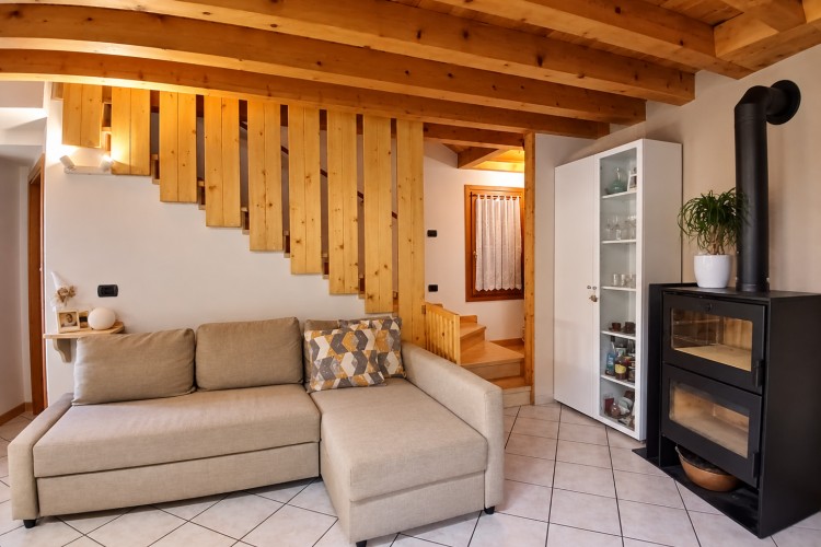 CASA A SCHIERA INDIPENDENTE RECENTEMENTE RISTRUTTURATA A CAMPOLONGO SUL BRENTA