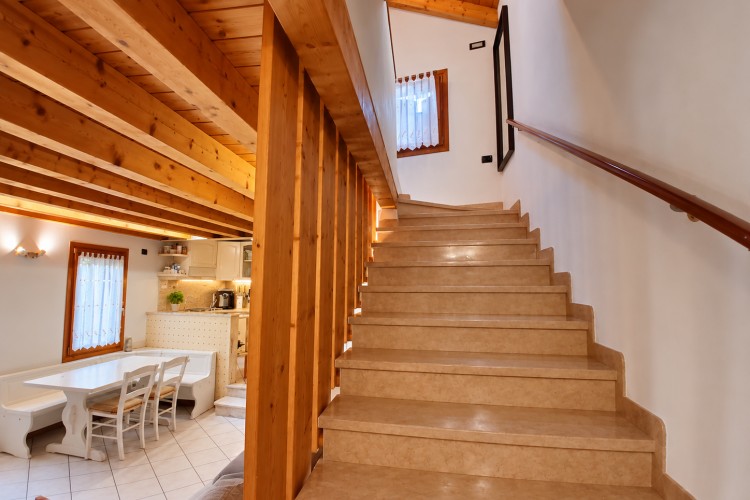 CASA A SCHIERA INDIPENDENTE RECENTEMENTE RISTRUTTURATA A CAMPOLONGO SUL BRENTA