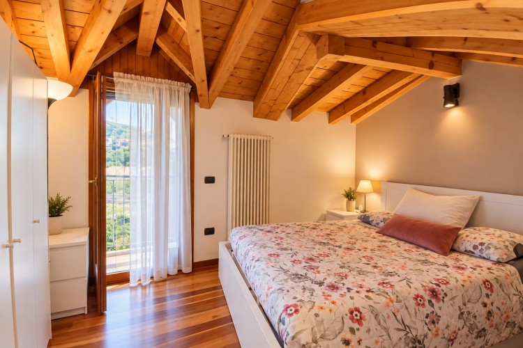 CASA A SCHIERA INDIPENDENTE RECENTEMENTE RISTRUTTURATA A CAMPOLONGO SUL BRENTA