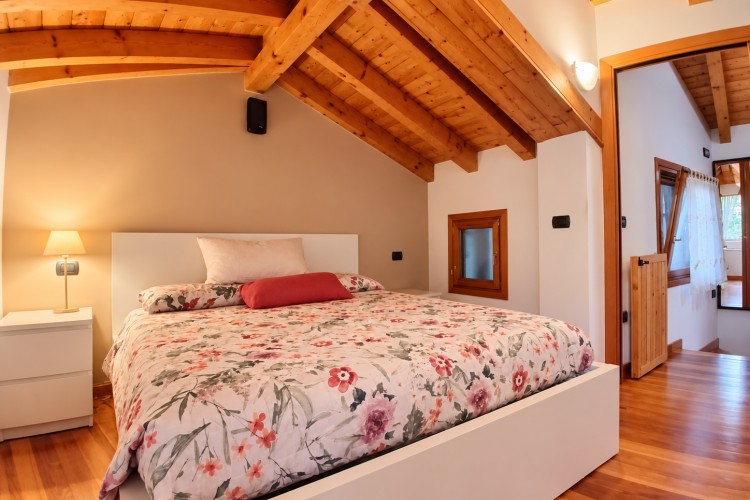 CASA A SCHIERA INDIPENDENTE RECENTEMENTE RISTRUTTURATA A CAMPOLONGO SUL BRENTA