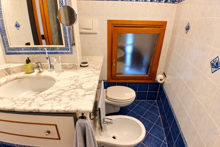 CASA A SCHIERA INDIPENDENTE RECENTEMENTE RISTRUTTURATA A CAMPOLONGO SUL BRENTA
