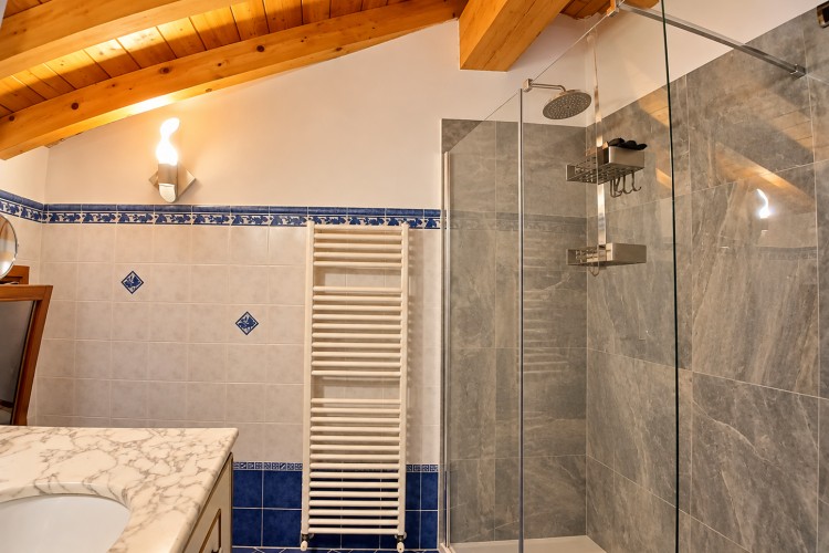 CASA A SCHIERA INDIPENDENTE RECENTEMENTE RISTRUTTURATA A CAMPOLONGO SUL BRENTA