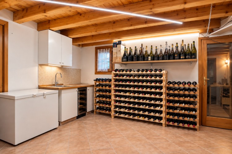 CASA A SCHIERA INDIPENDENTE RECENTEMENTE RISTRUTTURATA A CAMPOLONGO SUL BRENTA