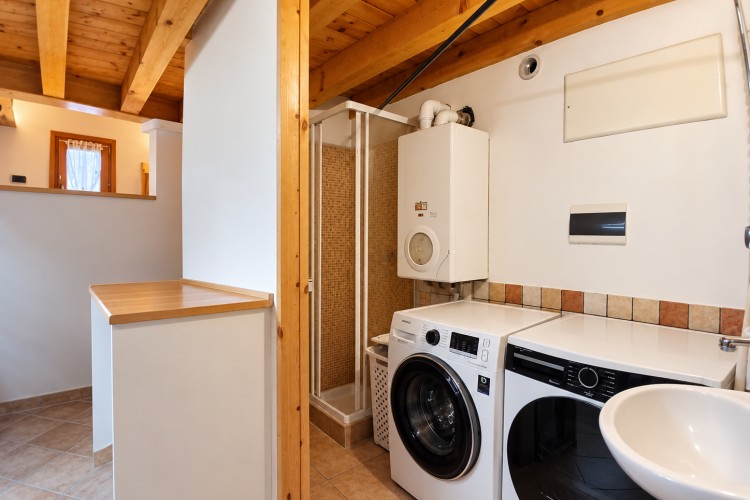CASA A SCHIERA INDIPENDENTE RECENTEMENTE RISTRUTTURATA A CAMPOLONGO SUL BRENTA