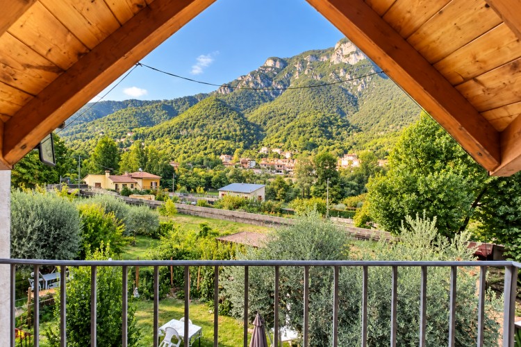 CASA A SCHIERA INDIPENDENTE RECENTEMENTE RISTRUTTURATA A CAMPOLONGO SUL BRENTA