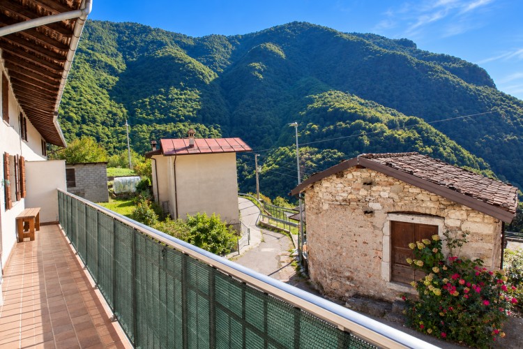 ABITAZIONE INDIPENDENTE CON SCOPERTO PRIVATO E VISTA PANORAMICA AD INCINO - ARSIE'