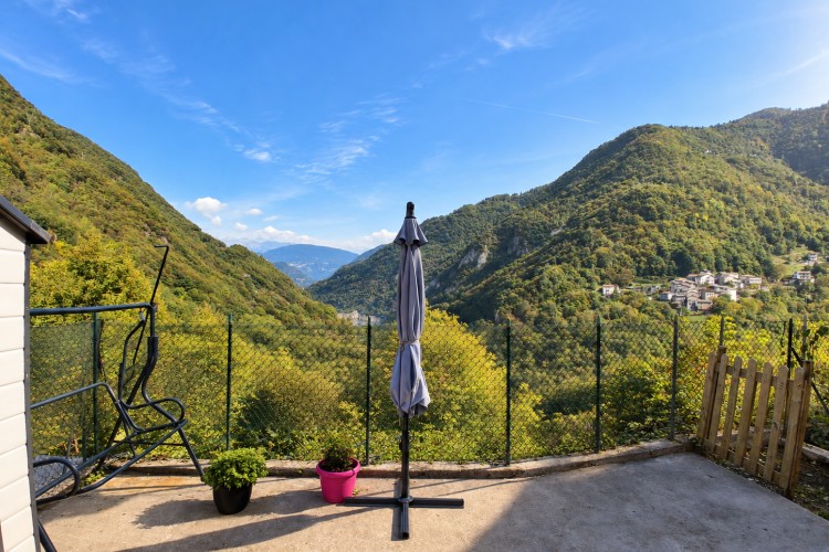 ABITAZIONE INDIPENDENTE CON SCOPERTO PRIVATO E VISTA PANORAMICA AD INCINO - ARSIE'