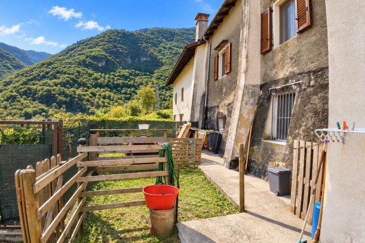 ABITAZIONE INDIPENDENTE CON SCOPERTO PRIVATO E VISTA PANORAMICA AD INCINO - ARSIE'