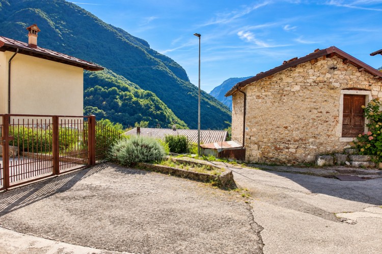 ABITAZIONE INDIPENDENTE CON SCOPERTO PRIVATO E VISTA PANORAMICA AD INCINO - ARSIE'