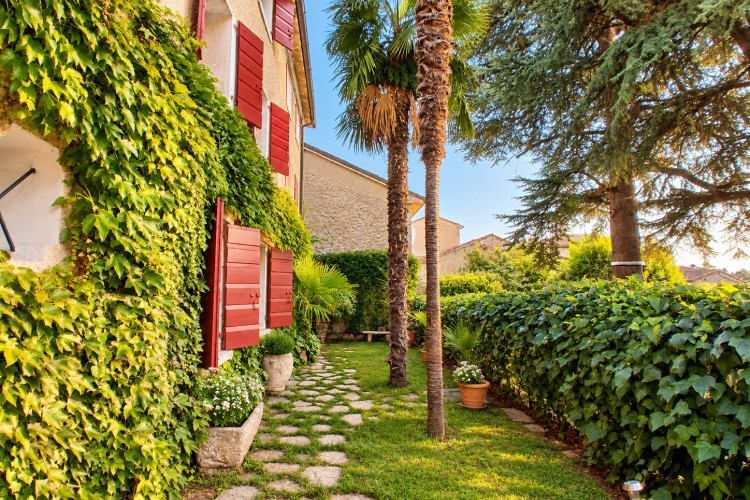 SUGGESTIVA CASA A SCHIERA INDIPENDENTE CON AMPIO GIARDINO PRIVATO A PIEVE DEL GRAPPA