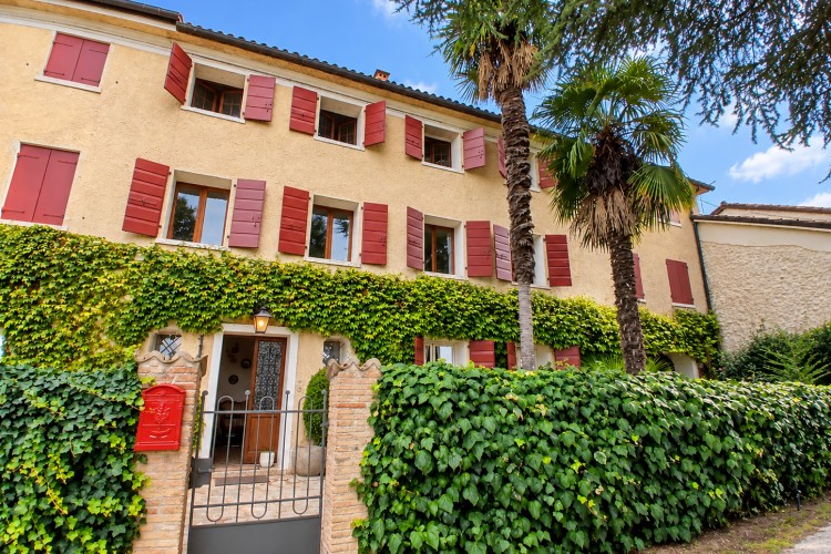 SUGGESTIVA CASA A SCHIERA INDIPENDENTE CON AMPIO GIARDINO PRIVATO A PIEVE DEL GRAPPA