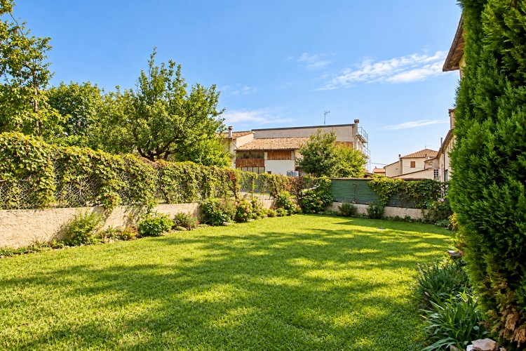 SUGGESTIVA CASA A SCHIERA INDIPENDENTE CON AMPIO GIARDINO PRIVATO A PIEVE DEL GRAPPA