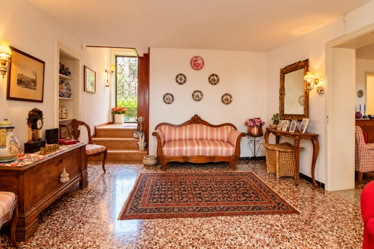 SUGGESTIVA CASA A SCHIERA INDIPENDENTE CON AMPIO GIARDINO PRIVATO A PIEVE DEL GRAPPA