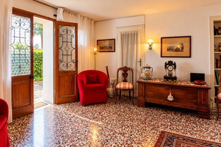 SUGGESTIVA CASA A SCHIERA INDIPENDENTE CON AMPIO GIARDINO PRIVATO A PIEVE DEL GRAPPA